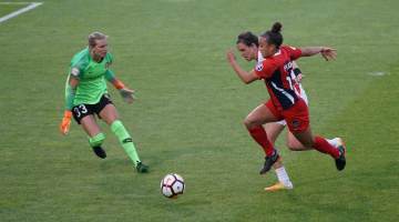 巴拉圭球场燃放烟花，为世界杯首战美国队助威（配图示意）